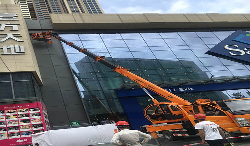 深圳龍華壹方天地綜合體樓頂發(fā)光字是怎么安裝上去的？