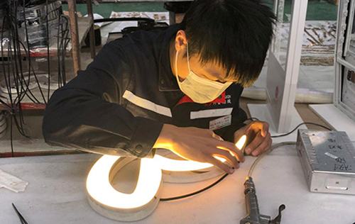 如何讓LED發(fā)光字做到防水效果？