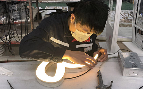 柯賽標識發(fā)光字廠家分享LED大型外露發(fā)光字的電路的調試技巧