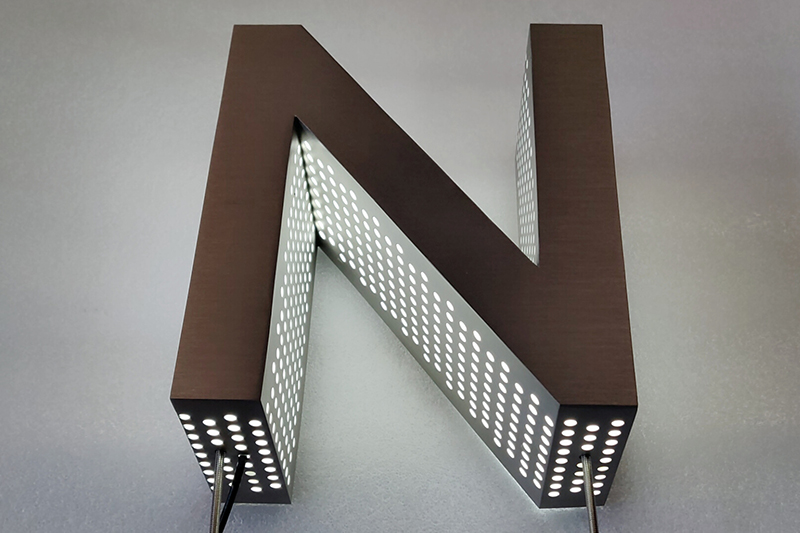 LED鏤空發(fā)光字是什么意思？與傳統(tǒng)不銹鋼發(fā)光字有什么區(qū)別？