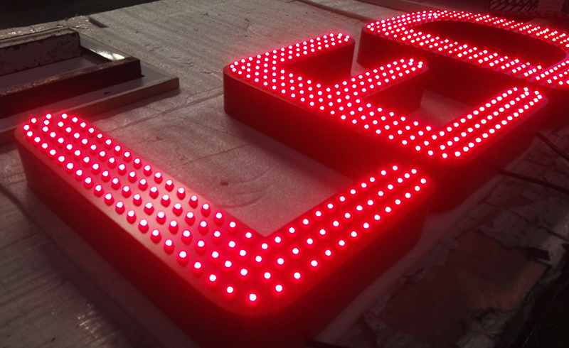 沖孔發(fā)光字的優(yōu)點和缺點是什么，多少錢一個平方？