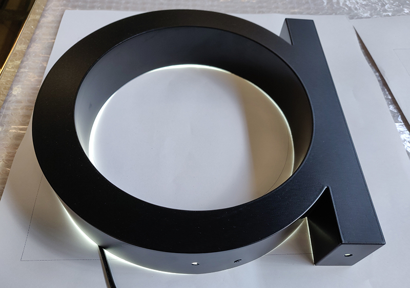 鐵皮烤漆發(fā)光字價格怎么算，多少錢一個平方？