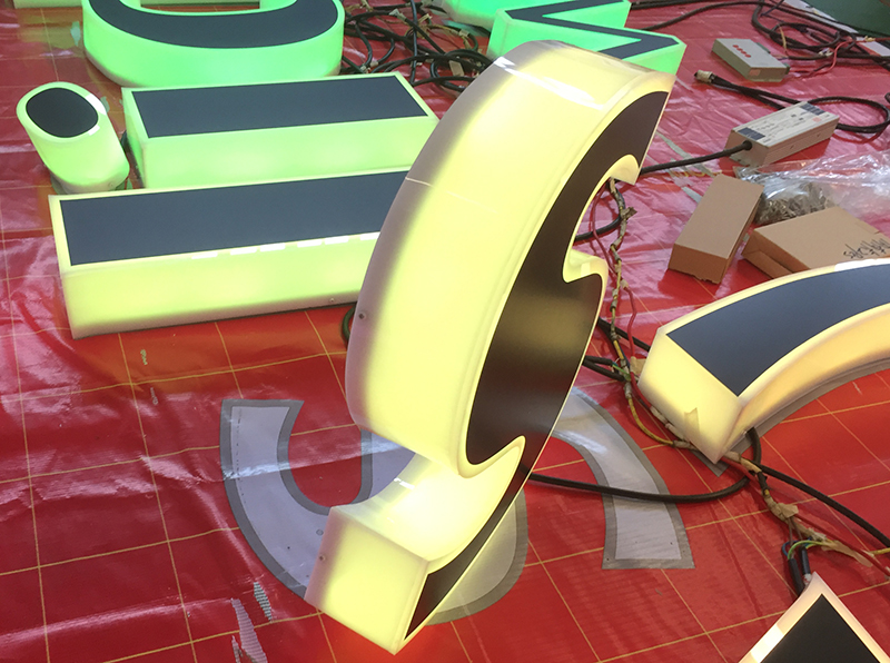 LED七彩發(fā)光字跟全彩發(fā)光字有哪些差異？