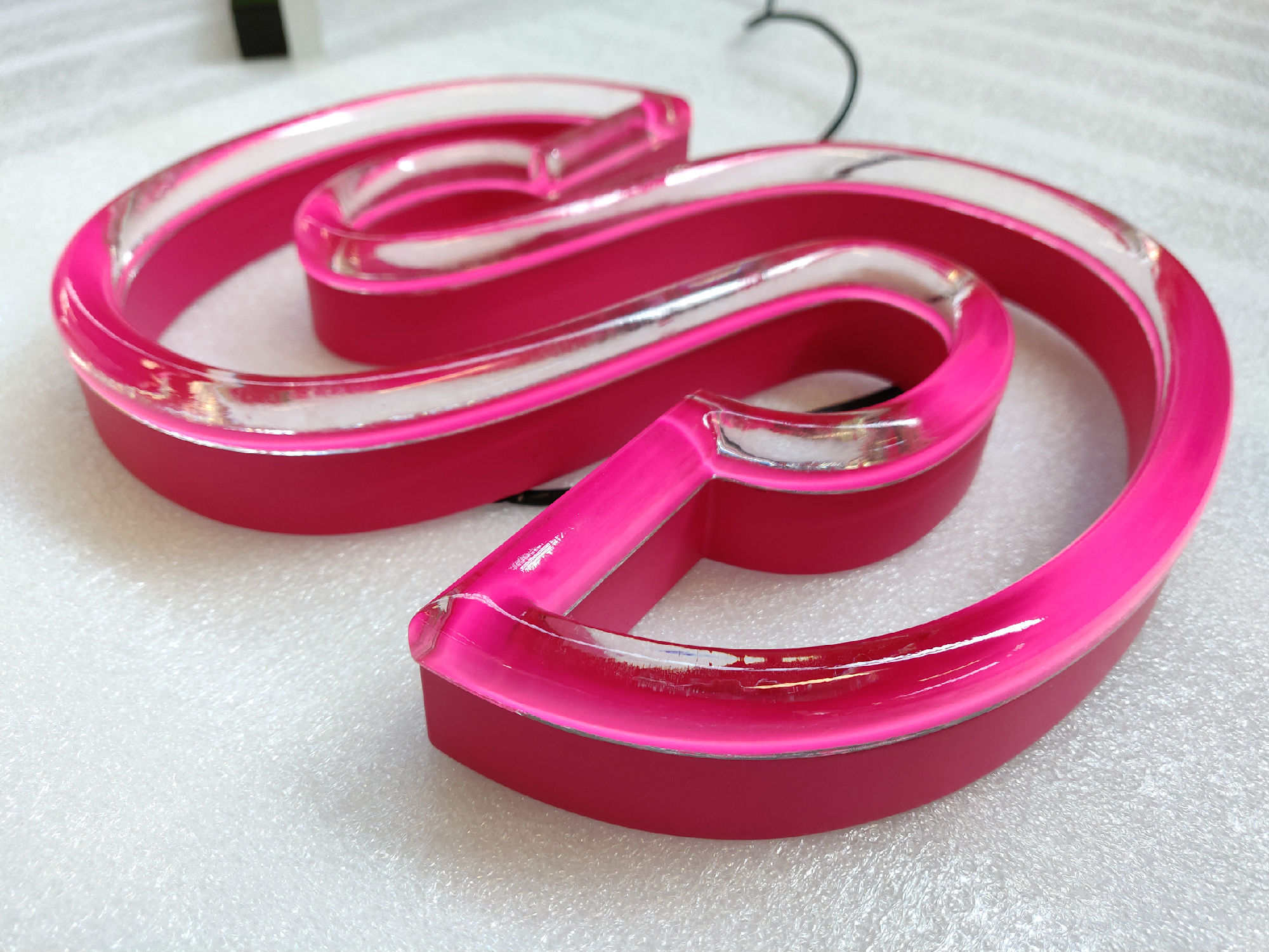 LED霓虹發(fā)光字的光源工作原理是什么樣的？