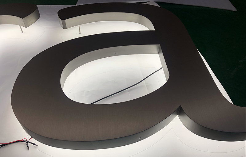 LED金屬拉絲背發(fā)光字制作流程主要有哪幾個？