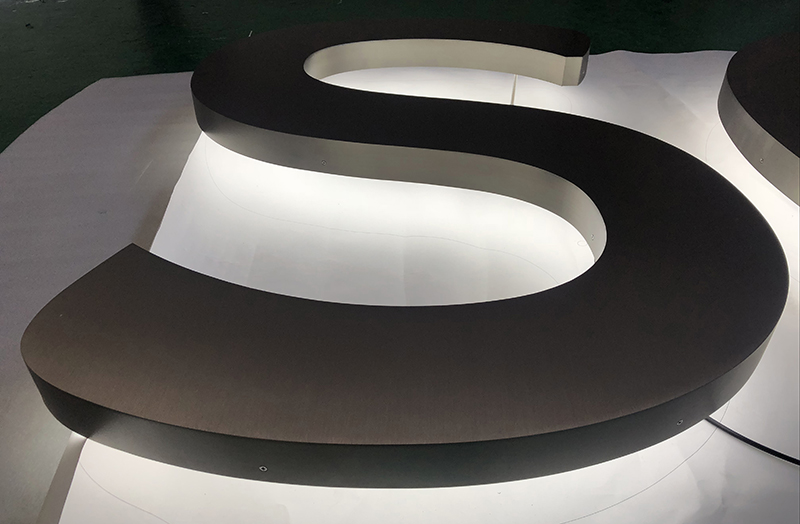 LED金屬拉絲背發(fā)光字生產制作的幾個注意事項