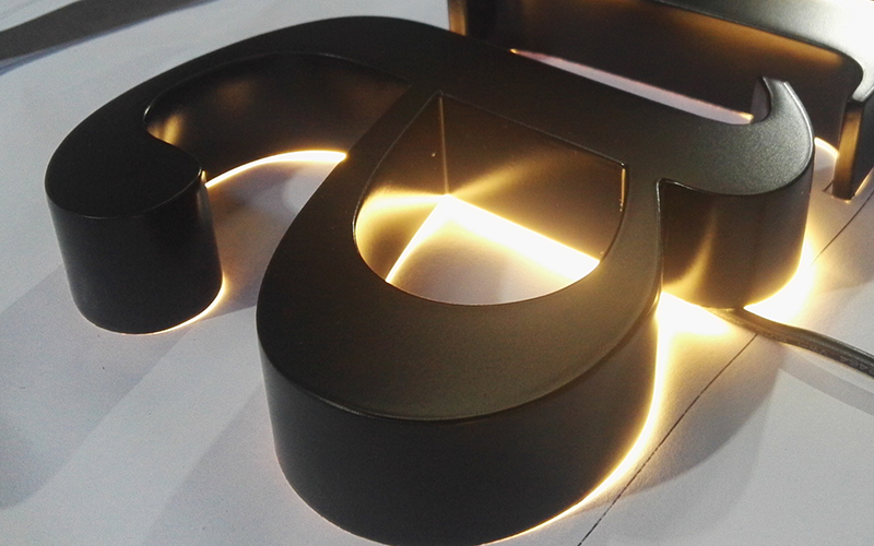 金屬發(fā)光字的制作設(shè)備和機(jī)器有哪些？