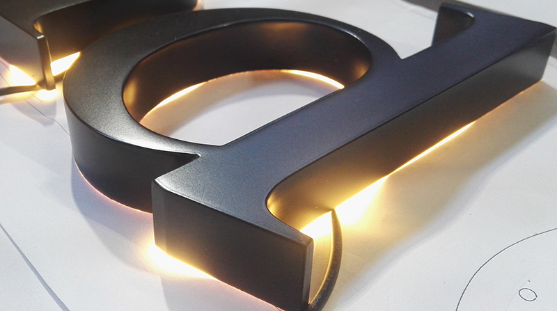 金屬發(fā)光字制作廠家怎么選？