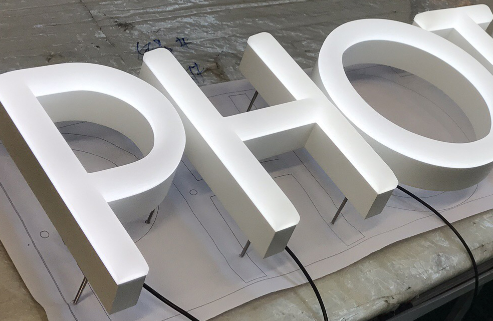 門頭廣告招牌發(fā)光字價(jià)格差異為什么那么大？