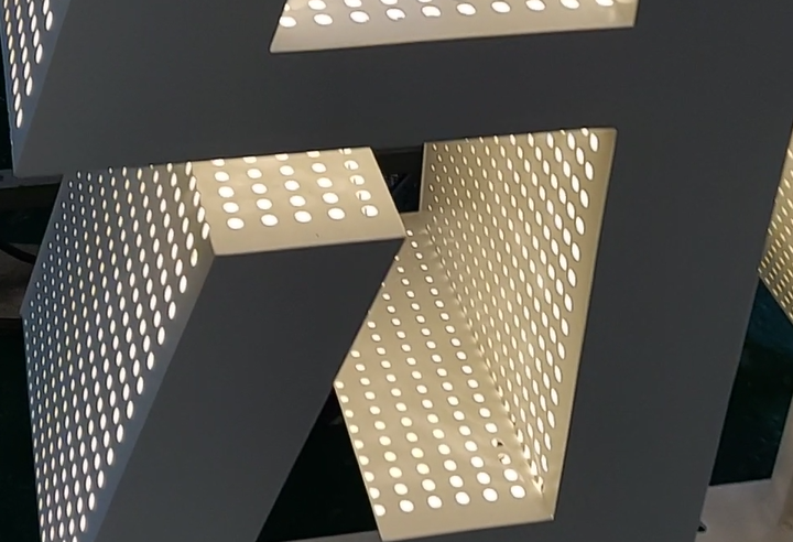 外露發(fā)光字相對于吸塑字有哪些優(yōu)點？