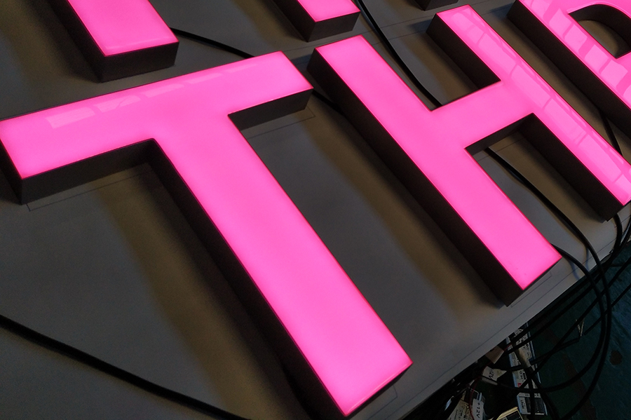 門頭招牌發(fā)光字怎么設(shè)計(jì)才好看？