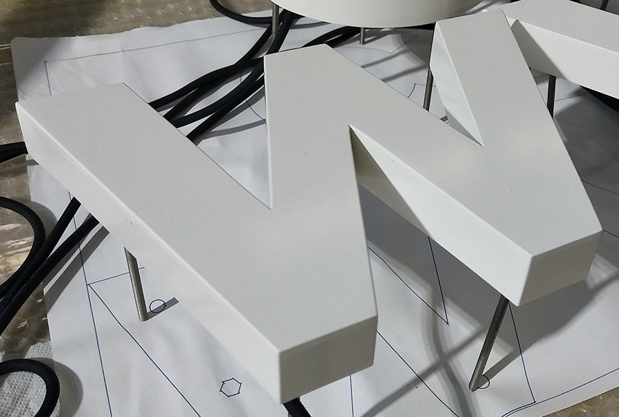 亞克力烤漆發(fā)光字和金屬烤漆字有哪些差異？