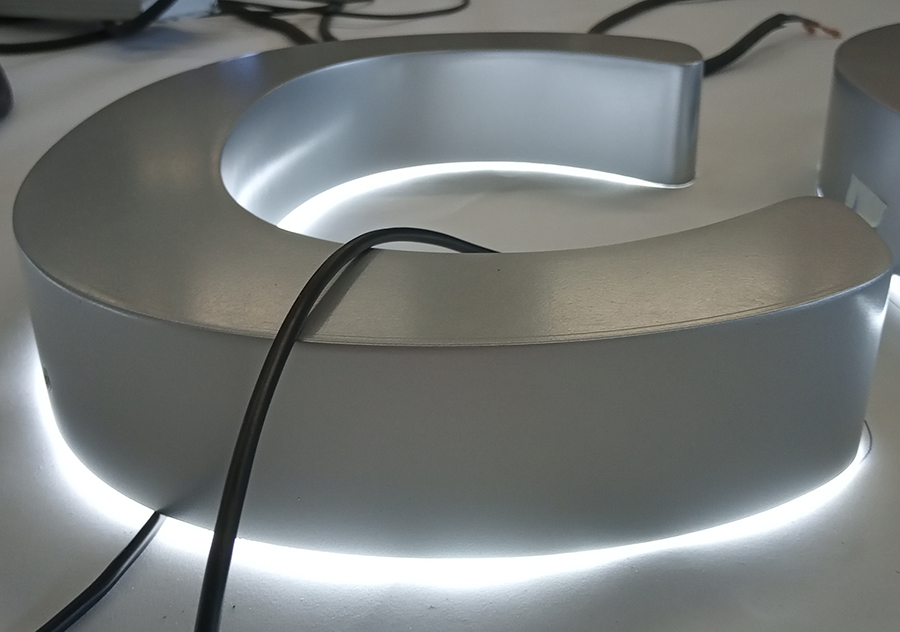 LED背發(fā)光字的構(gòu)成和特點(diǎn)分別是什么？