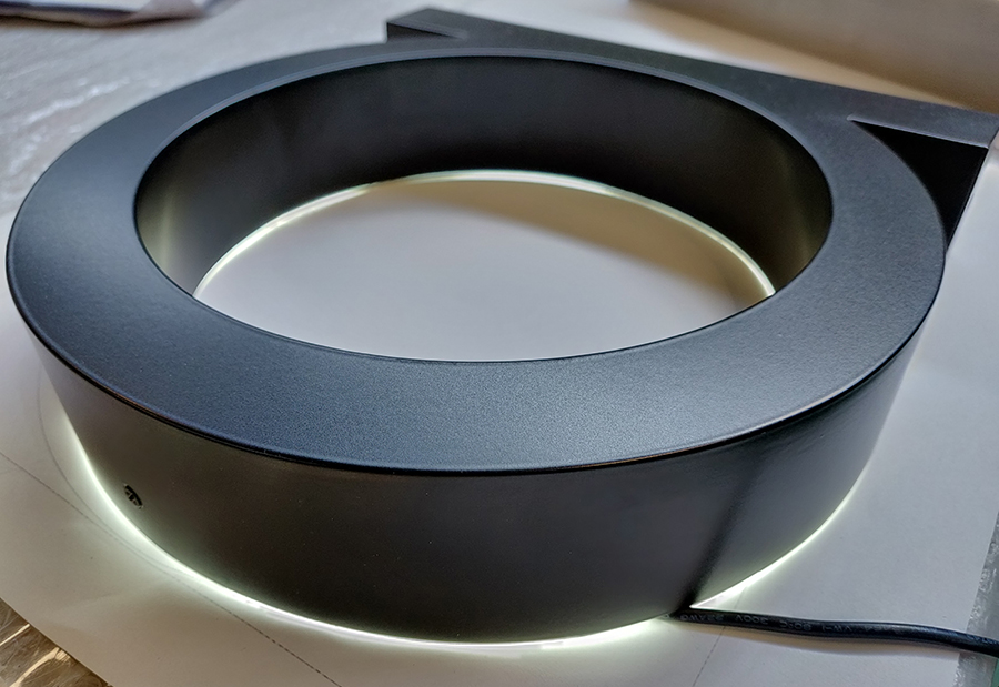 LED鐵皮發(fā)光字的三個特點優(yōu)點是什么？