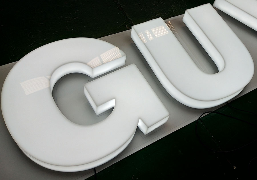 全亞克力字相對于其他發(fā)光字有哪些優(yōu)勢？