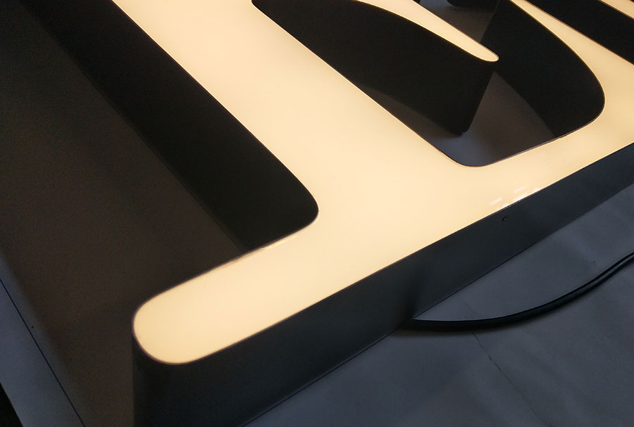 樹脂發(fā)光字和亞克力字的區(qū)別是什么？