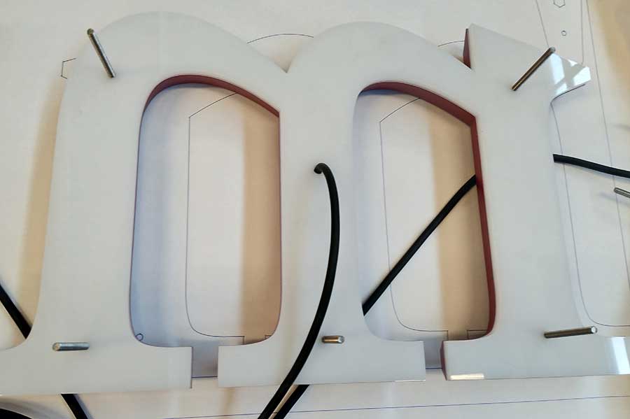 背發(fā)光字與不銹鋼發(fā)光字的主要區(qū)別有哪些？