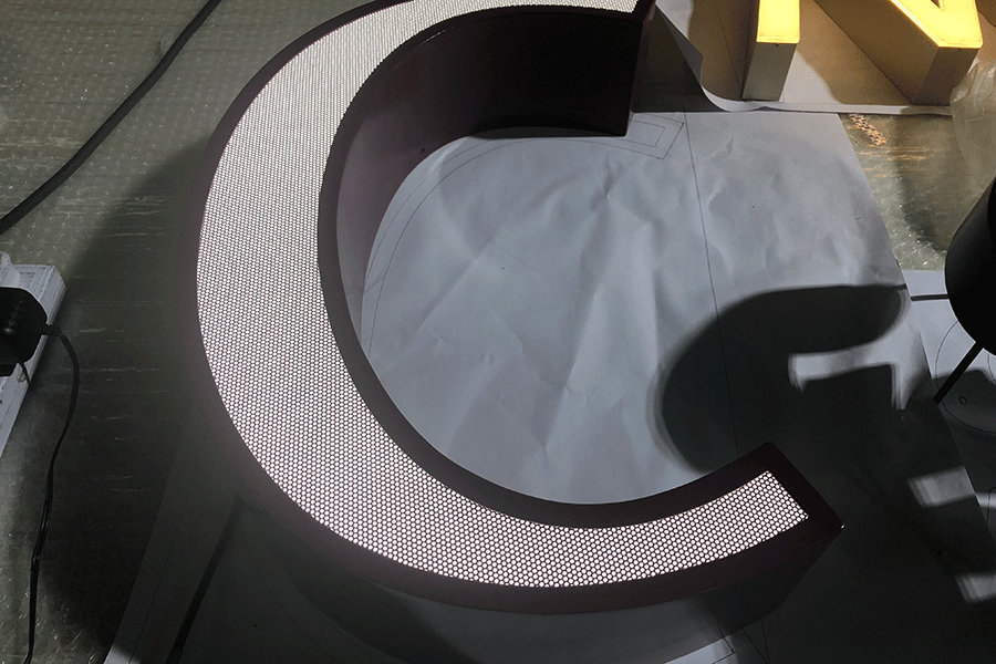 為什么選用沖孔發(fā)光字做樓頂標(biāo)識(shí)工程？