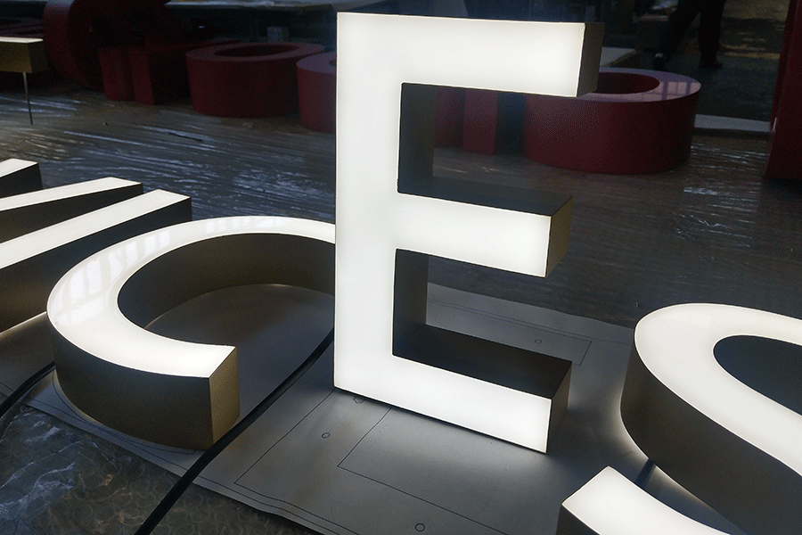 樹(shù)脂發(fā)光字厚度對(duì)字的效果有什么影響？