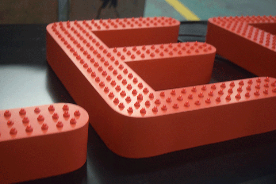 柯賽發(fā)光字廠家分享：淺析樹(shù)脂字和led沖孔字的區(qū)別