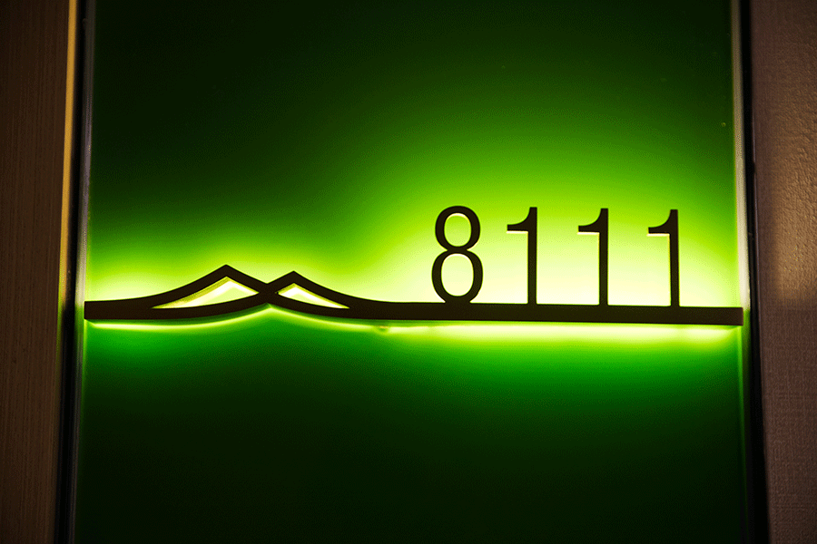 設(shè)計(jì)制作亞克力門(mén)牌指示標(biāo)識(shí)有哪些優(yōu)勢(shì)？