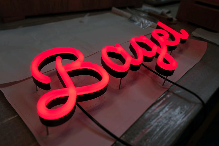 仿霓虹字發(fā)光標(biāo)識(shí)定制有哪些注意事項(xiàng)？