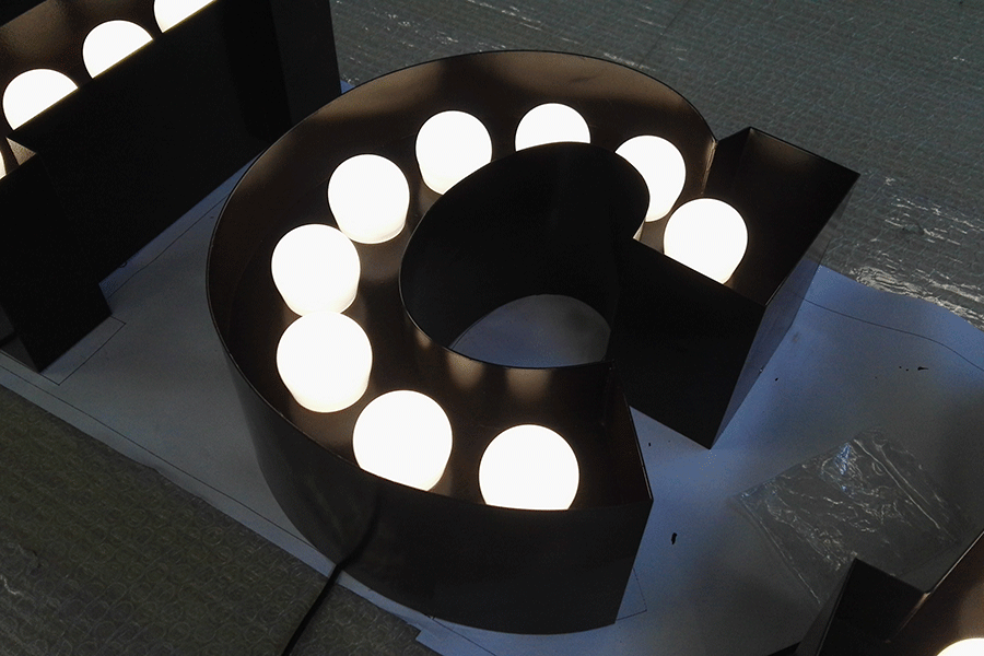 制作led門頭招牌發(fā)光字選擇哪種材料比較好？