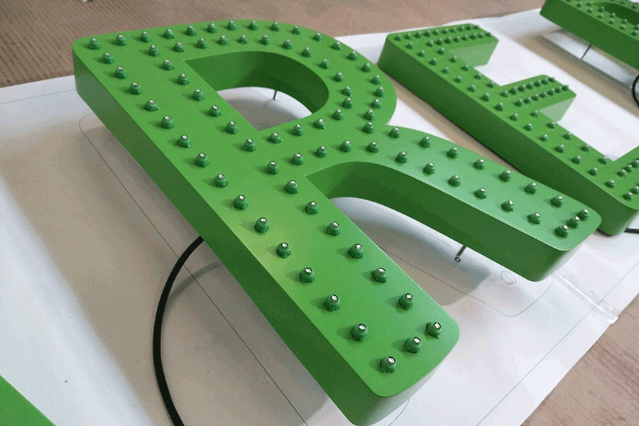 設(shè)計(jì)制作沖孔字發(fā)光標(biāo)識(shí)有哪些主要優(yōu)勢(shì)？