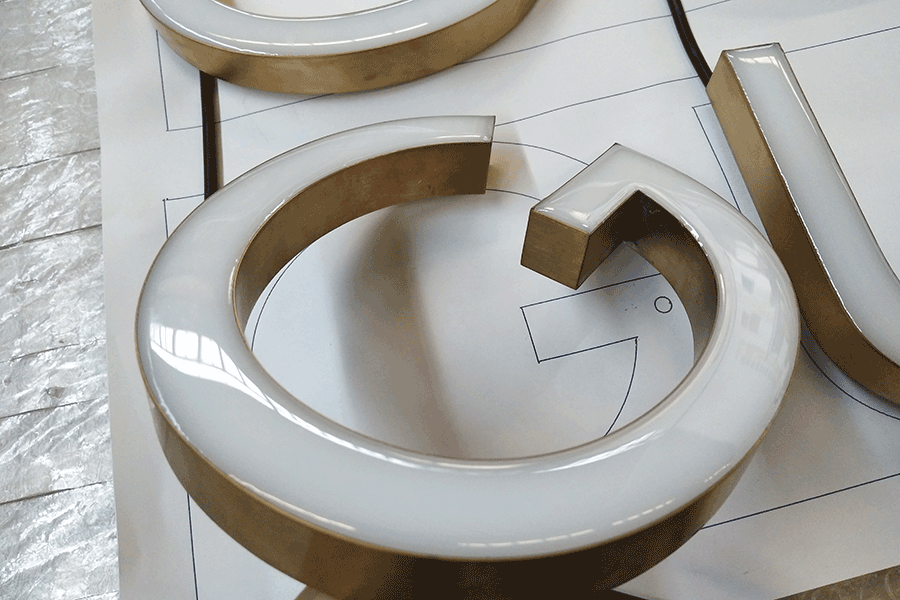 設(shè)計(jì)制作樹脂發(fā)光字標(biāo)識(shí)標(biāo)牌有什么特點(diǎn)？