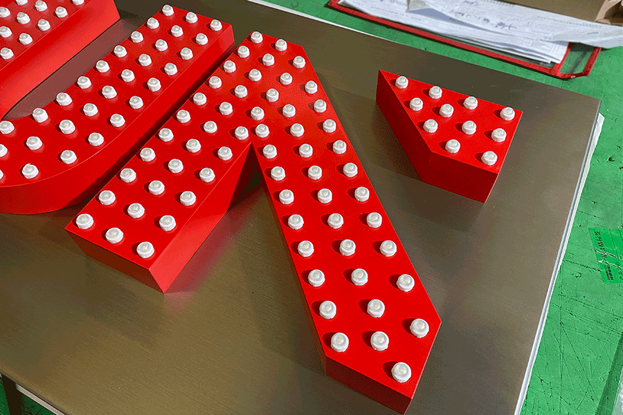 定制沖孔字發(fā)光標識的過程有哪些？