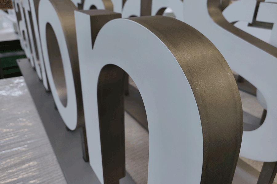 設(shè)計制作金屬發(fā)光字有什么特征？