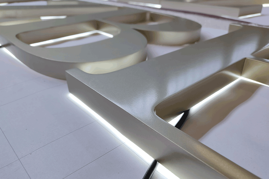 定制金屬字發(fā)光標(biāo)識(shí)有哪些優(yōu)點(diǎn)？