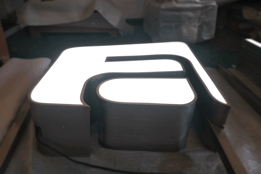 定制天地蓋字發(fā)光標(biāo)識(shí)牌具備哪些特色？