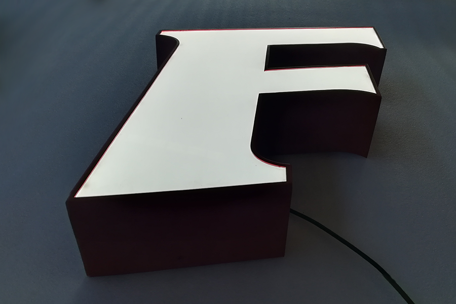 設(shè)計(jì)制作金屬拉絲槽型字有哪些關(guān)鍵點(diǎn)？