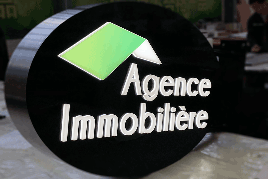 鏤空燈箱標(biāo)識(shí)牌制作有哪些特征？