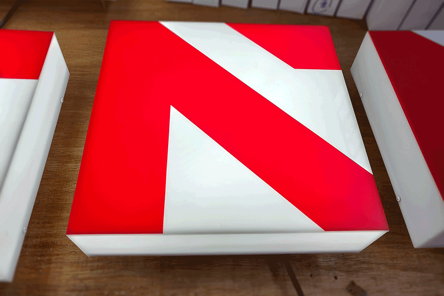 設(shè)計(jì)制作全亞克力燈箱標(biāo)識(shí)有什么特色？