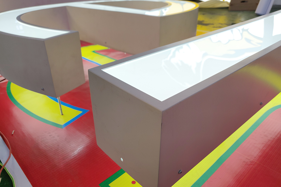 鏤空字發(fā)光標(biāo)識(shí)牌制作具備哪些特點(diǎn)？