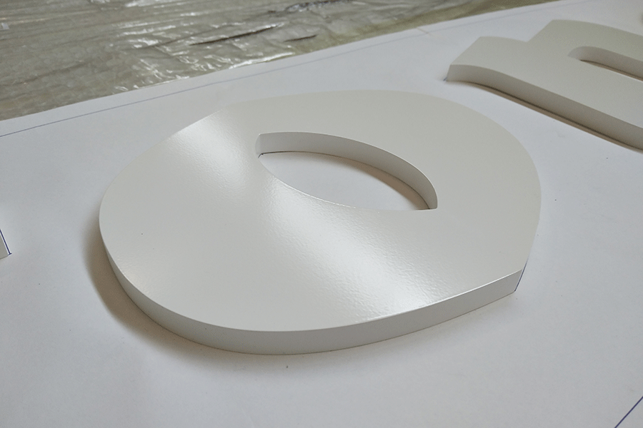 亞克力字發(fā)光標(biāo)識(shí)制作有哪些優(yōu)勢(shì)？