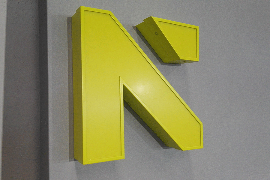 天地蓋字發(fā)光標(biāo)識牌制作有什么特征？