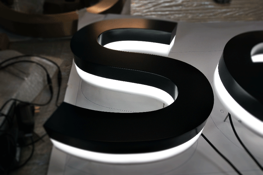 led全亞克力發(fā)光字定制有什么特色？