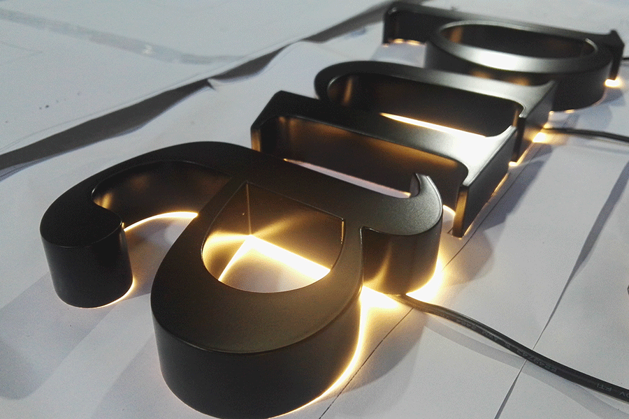 背發(fā)光字標(biāo)識牌制作有什么優(yōu)點(diǎn)？