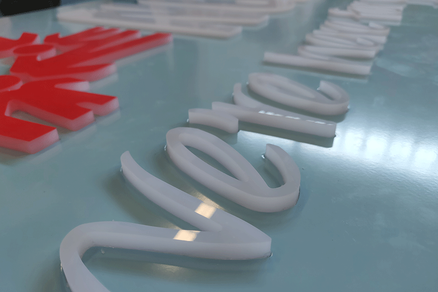 鏤空發(fā)光字標(biāo)識制作有哪些優(yōu)勢？