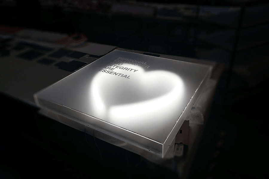 全亞克力燈箱標(biāo)識制作有什么特點？