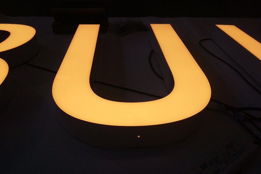 亞克力字發(fā)光標(biāo)識(shí)牌設(shè)計(jì)制作有什么優(yōu)勢(shì)？