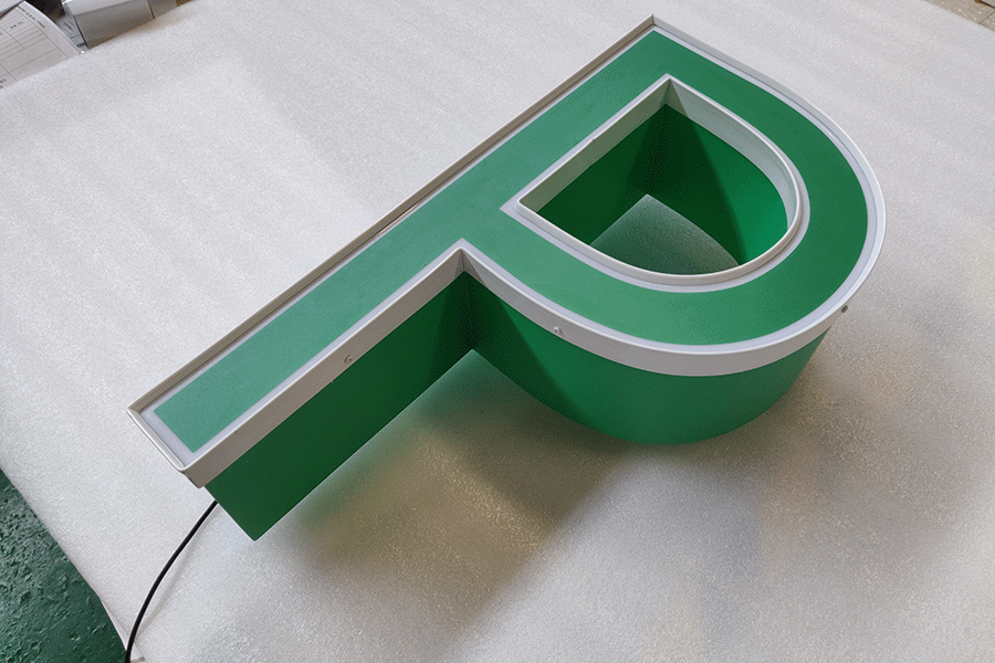 天地蓋發(fā)光字發(fā)光標(biāo)識(shí)制作有什么特色？