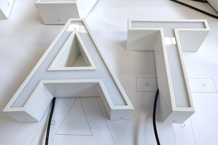 鏤空發(fā)光字標(biāo)識標(biāo)牌制作有什么優(yōu)點(diǎn)？