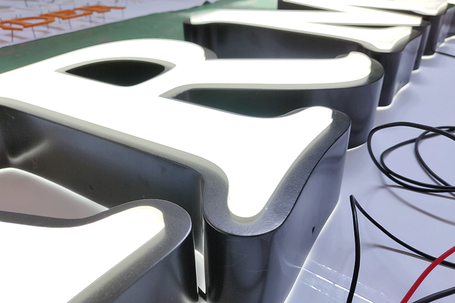 吸塑發(fā)光字標(biāo)識標(biāo)牌制作有哪些特征？