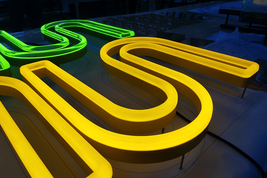 仿霓虹發(fā)光字標(biāo)識(shí)標(biāo)牌制作有哪些特點(diǎn)？