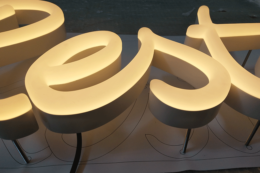 仿霓虹字發(fā)光標(biāo)識(shí)牌制作有什么優(yōu)勢(shì)？