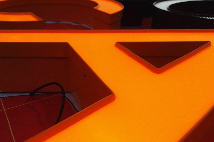 天地蓋發(fā)光字標識設計制作有哪些特征？